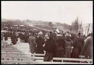 Blick von den Tribünen auf die Menge und Prozession zur Einweihung von Grants Grabmal am Riverside Drive, vermutlich am 27. April 1897, New York